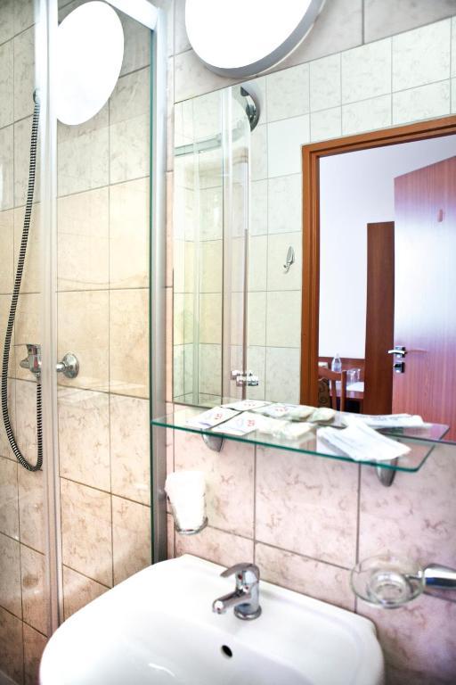 Nu Hotel Лодз Екстериор снимка